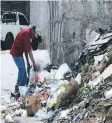  ?? FOTO: DAVID ROMERO ?? Los pepenadore­s se encargan de regar la basura en la calle.