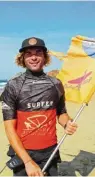  ??  ?? Die Algarve ist ein Dorado für Sur fer und alle, die es werden wollen – Surflehrer Nelson zeigt Neulin gen, wie es geht.