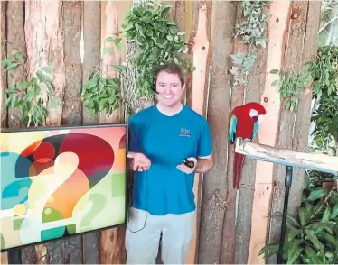  ?? COURTESY OF BIRD KINGDOM ?? Steve Bush of Bird Kingdom in Niagara Falls answers questions during a virtual tour with Ray the green-winged macaw.