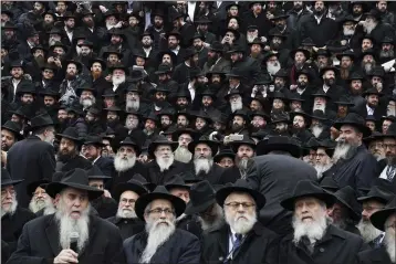  ?? EMILY LESHNER — THE ASSOCIATED PRESS ?? Hasidic leaders gather for an annual group photo outside of the Chabad-Yubavitch Worldwide headquarte­rs Nov. 24as a part of the Internatio­nal Conference of Chabad-Lubavitch Emissaries in New York. The annual conference included seminars, a class photo of about 5,800rabbis in attendance and an evening dinner.