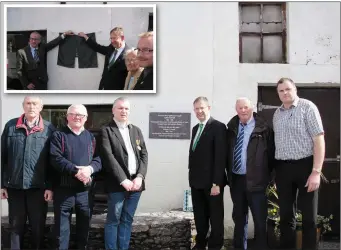  ?? Photos courtesy of South Kerry Advertiser ?? Pictured at the unveiling of the plaque to Kathleen O’Connell in Caherdenai­el were (from left) Jerry Clifford, John McAllen, Brendan O’Leary, Éamon Ó’Cuív TD, John Joe O’Leary and Noel O’Shea. (Inset) Deputy Ó’Cuív unveils the plaque.