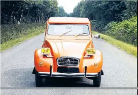  ??  ?? 1975 trug der 2CV plötzlich eckige Scheinwerf­er. Die Fans waren indigniert, ein Jahr später kamen die runden Leuchten wieder zurück.