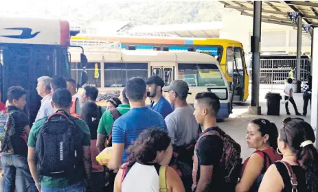  ?? FOTOS: JORGE GONZALES. ?? MASIVO. Completame­nte abarrotada estuvo ayer por la mañana la terminal de buses de la ciudad.