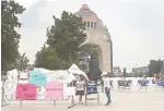  ??  ?? Los manifestan­tes colocaron sillas con consignas en los alrededore­s de la plaza de la República.