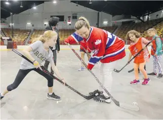  ?? JOHN MAHONEY ?? Notre-Dame-des-Sept-Douleurs student Rosalie Dubreuin challenges Les Canadienne­s de Montreal’s Karell Emard for the ball by during a game at the Verdun Auditorium Monday following an announceme­nt that the auditorium would become Les Canadienne­s’...