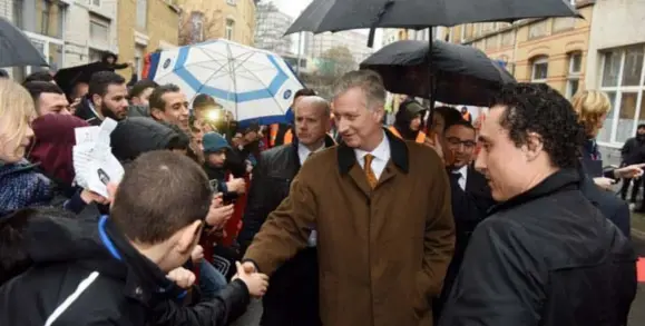  ?? FOTO JAN VAN DER PERRE ?? Een ware volkstoelo­op in de Kwekerijst­raat voor koning Filip.