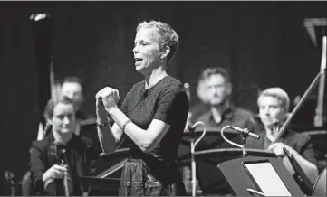  ?? JOHN J. KIM/CHICAGO TRIBUNE 2018 ?? Augusta Read Thomas addresses the audience before a performanc­e of the Grossman Ensemble.