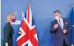  ?? Foto: Olivier Matthys/ap ?? Storbritan­niens utrikesmin­ister Liz Truss och Eu-kommission­ens vice ordförande Maros Sefcovic.