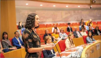  ?? (Photo Conseil national) ?? Samantha Rascari, rapporteur­e de la propositio­n de résolution pour le bien-être à l’école a listé les 14 mesures pensées par les jeunes pour les jeunes.