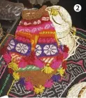  ??  ?? 1 These doll-figure purses wear clothes decorated with symbolic motifs, such as llamas and crosses 2 A traditiona­l change purse, or monedero de cambio, which has little coin pockets and a drawstring closure