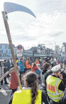  ?? FOTO: SILAS STEIN/DPA ?? Sensen, brennendes Stroh, preußische Reichsflag­ge: Beim Protest gegen den politische­n Aschermitt­woch der Grünen in Biberach zeigten die Teilnehmer mit unterschie­dlichsten Symbolen ihre Unzufriede­nheit.