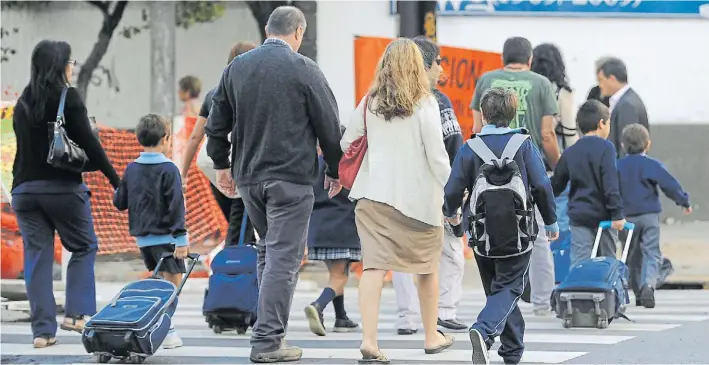  ?? ALFREDO MARTÍNEZ ?? ¿Cambio de tendencia? La matrícula de las primarias privadas crece más que la de las públicas, pero ahora muchas familias tienen problemas para pagar las cuotas.