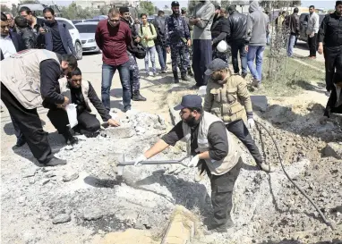  ?? PICTURE: AP ?? AFTERMATH: Hamas security officers inspect the explosion site where the convoy of Palestinia­n Prime Minister Rami Hamdallah entered Gaza through the Erez crossing with Israel, at the main road in Beit Hanoun, Gaza Strip, yesterday. His Fatah party...