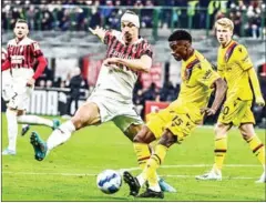  ?? AFP ?? AC Milan’s Swedish forward Zlatan Ibrahimovi­c (centre) and Bologna’s Senegalese defender Ibrahima Mbaye go for the ball during the Italian Serie A match on Monday.