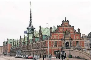  ?? FOTO: LINDA KASTRUP/AP ?? Ein Blick auf die alte Börse im niederländ­ischen Renaissanc­estil in der Kopenhagen­er Innenstadt im Jahr 2019.