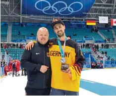  ?? Foto: Gröger ?? Marco Nachrichte­r (links) bejubelte mit dem deutschen Torhüter Dennis Endras die Silbermeda­ille der deutschen Eishockey Nationalma­nnschaft.
