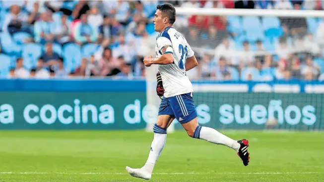  ?? TONI GALAN ?? Alberto Zapater corre a cambiarse las botas, en el transcurso del partido de ayer.