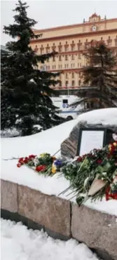  ?? ?? Moskoviete­n eren Aleksej Navalny met bloemen bij de Solovetski-steen op het Loebjankap­lein.