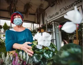  ?? (Photo A.L.) ?? Les commerces de proximité sont touchés de plein fouet par les mesures gouverneme­ntales. En sursis ce week-end, les fleuristes (ici à Saint-Raphaël) comme beaucoup d’autres craignent pour l’avenir.