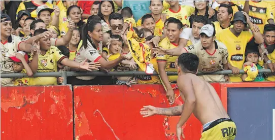  ?? FOTOS: MIGUEL CANALES / EXPRESO ?? Obsequio. Los futbolista­s de Barcelona regalaron la camiseta del partido de ayer a los miles de niños en la Tribuna Este del Monumental. El volante, Richard Calderón (foto), fue uno de los primeros en lanzar su divisa.