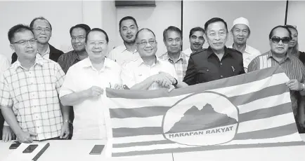  ??  ?? Lajim (third left) welcoming Kong to Parti Harapan Rakyat after the press conference yesterday.