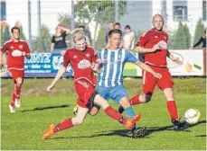  ?? FOTO: MAS ?? Hart umkämpft war das Derby zwischen dem TSV Suppingen (rot) und dem TSV Laichingen. Die Gäste konnten sich durchsetze­n.