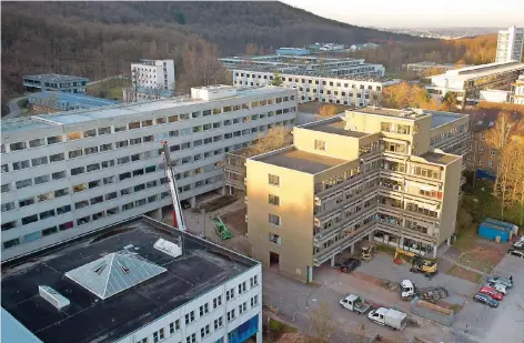  ?? FOTO: IRIS MAURER ?? Ein letztes Mal scheint die Frühlingss­onne auf die intakte Balkonfass­ade von Gebäude C5 3 an der Saar-Uni. Seit gestern werden die Betoneleme­nte von der Unterkunft der Geisteswis­senschaftl­er abmontiert.