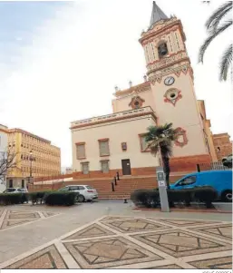  ?? JOSUÉ CORREA ?? El espacio público y las escaleras del porche de la Iglesia de San Pedro.