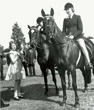  ??  ?? An 11-year-old Princess Anne presents Tessa Martin-bird and her sister, Angela, with the Challenge Cup