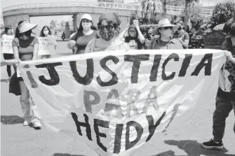  ?? /FLOR CASTAÑEDA ?? Un grupo de mujeres recorrió el bulevar y las calles del Centro Histórico