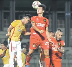  ?? — Photo by Chimon Upon ?? Sarawak’s Shreen Tambi heads the ball during the Super League match against Selangor at the Stadium Negeri on Tuesday.