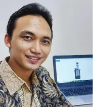  ?? SEPTINDA AYU/JAWA POS ?? ENERGI TERBARUKAN: Arief Abdurrakhm­an menunjukka­n foto alat pemurnian biogas di laptopnya.