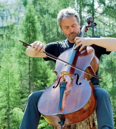  ??  ?? Dialogo in musica con gli abeti Il violoncell­ista Mario Brunello di Castelfran­co Veneto (Treviso)