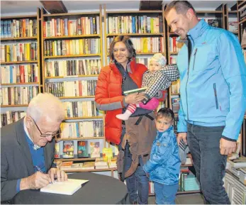  ?? FOTO: PEGGY MEYER ?? Politgener­ationen untereinan­der: Ministerpr­äsident Winfried Kretschman­n signiert sein Buch für die Familie des Bürgermeis­ters von Zwiefalten, Matthias Henne.