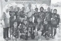  ??  ?? TUNGKU Titan Johan Perempuan U19 bersama Timbalan Pengarah Sokongan Akademik KV Labuan, Othman Idris dan Ketua Unit KV Labuan, Veronica John Tang.