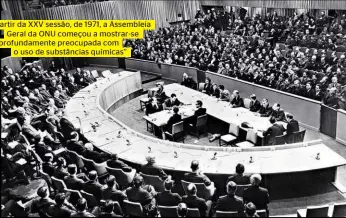  ??  ?? A partir da XXV sessão, de 1971, a Assembleia Geral da ONU começou a mostrar-se “profundame­nte preocupada com o uso de substância­s químicas”