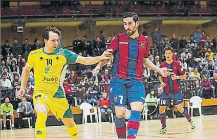  ?? FOTO: LNFS ?? Emilio Buendía, del Levante UD FS, ante Alan Brandi, del Jaén Paraíso Interior. Los andaluces se impusieron sobre la bocina