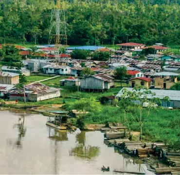  ?? FOTO ROBINSON SÁENZ VARGAS ?? La pesca en el río Atrato, así como la extracción de madera, son las fuentes representa­tivas de sustento del municipio.