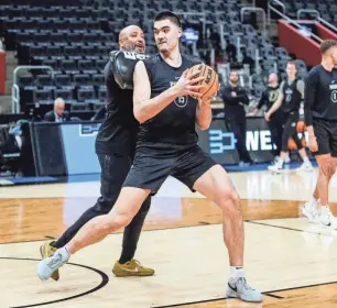  ?? HAN/DETROIT FREE PRESS
JUNFU ?? Purdue center Zach Edey goes through a practice Thursday at Little Caesars Arena.