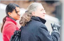  ?? PHOTO D’ARCHIVES, BEN PELOSSE ?? Pamela Porter et sa fille Fiona au palais de justice de Montréal au mois de décembre 2013.