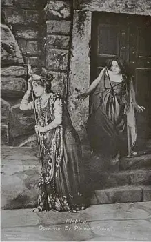  ?? ?? Der Schwerpunk­t der Schau über Hoffmannst­hal liegt auf seiner Tragödie „Elektra“. Foto: Anonym, Dresden, 1909, © KHM-Museumsver­band, Theatermus­eum