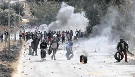  ?? PICTURE: SIMPHIWE MBOKAZI ?? TEARGAS AND RUBBER BULLETS: Residents of Davidsonvi­lle in Roodepoort clash with police yesterday.