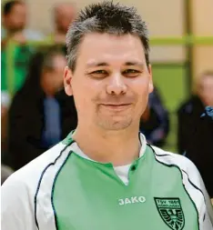  ?? Foto: Klaus Jais ?? Andreas Langer, der Abteilungs­leiter der Fußballer des TSV 1861 Nördlingen, freut sich über eine Zuwendung des FC Bayern München Hilfe e.V. in Höhe von 10 000 Euro.