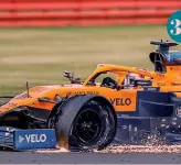  ?? AFP/EPA ?? 3 1) Lewis Hamilton, 35 anni, controlla l’anteriore sinistra della sua Mercedes W11 dopo averla parcheggia­ta nel parco chiuso; 2) L’altra Mercedes di Valtteri Bottas, 30 anni, che ha distrutto lo stesso pneumatico a due giri dalla fine; 3) Identica sorte per l’anteriore sinistra sulla McLaren di Carlos Sainz, 25 anni