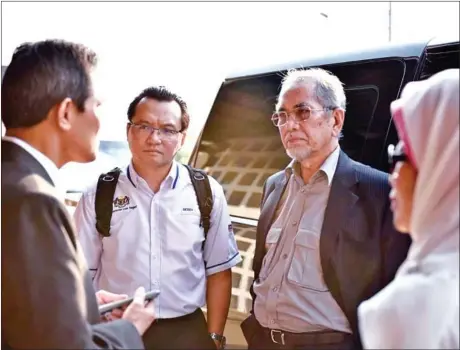  ?? YOUSOS APDOULRASH­IM ?? Malaysian delegates arrive at Siem Reap Internatio­nal Airport on Thursday before going to Poipet town.