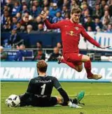  ??  ?? Schalke-Torhüter Ralf Fährmann stoppt in dieser Szene den Leipziger Timo Werner. Foto: Lars Baron, Getty