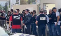  ?? (Photo DR) ?? Une quarantain­e de fonctionna­ires de la police judiciaire niçoise ont manifesté hier après-midi devant la caserne Auvare pour protester contre l’éviction d’eric Arella.