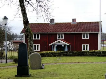  ?? Bild: LENNART HILDINGSSO­N ?? SÄLJS. Kyrkan, kyrkgården och församling­shemmet delar bland annat vatten. Det är inget hinder för att sälja den senare, menar kyrkopolit­ikerna.