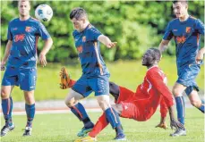  ?? FOTO: VOLKER STROHMAIER ?? Der SV Kirchdorf (rechts Lamin Kinteh) und der SV Stafflange­n (vorn Oliver Straub) trennten sich 2:2.