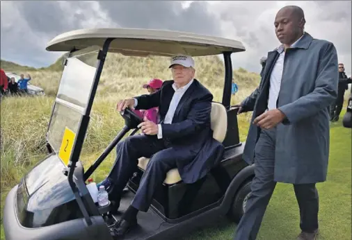  ??  ?? PENDIENTES DE TRUMP. Las medidas del presidente de EE UU, en la foto visitando un campo de golf en Escocia, también afectan al deporte.